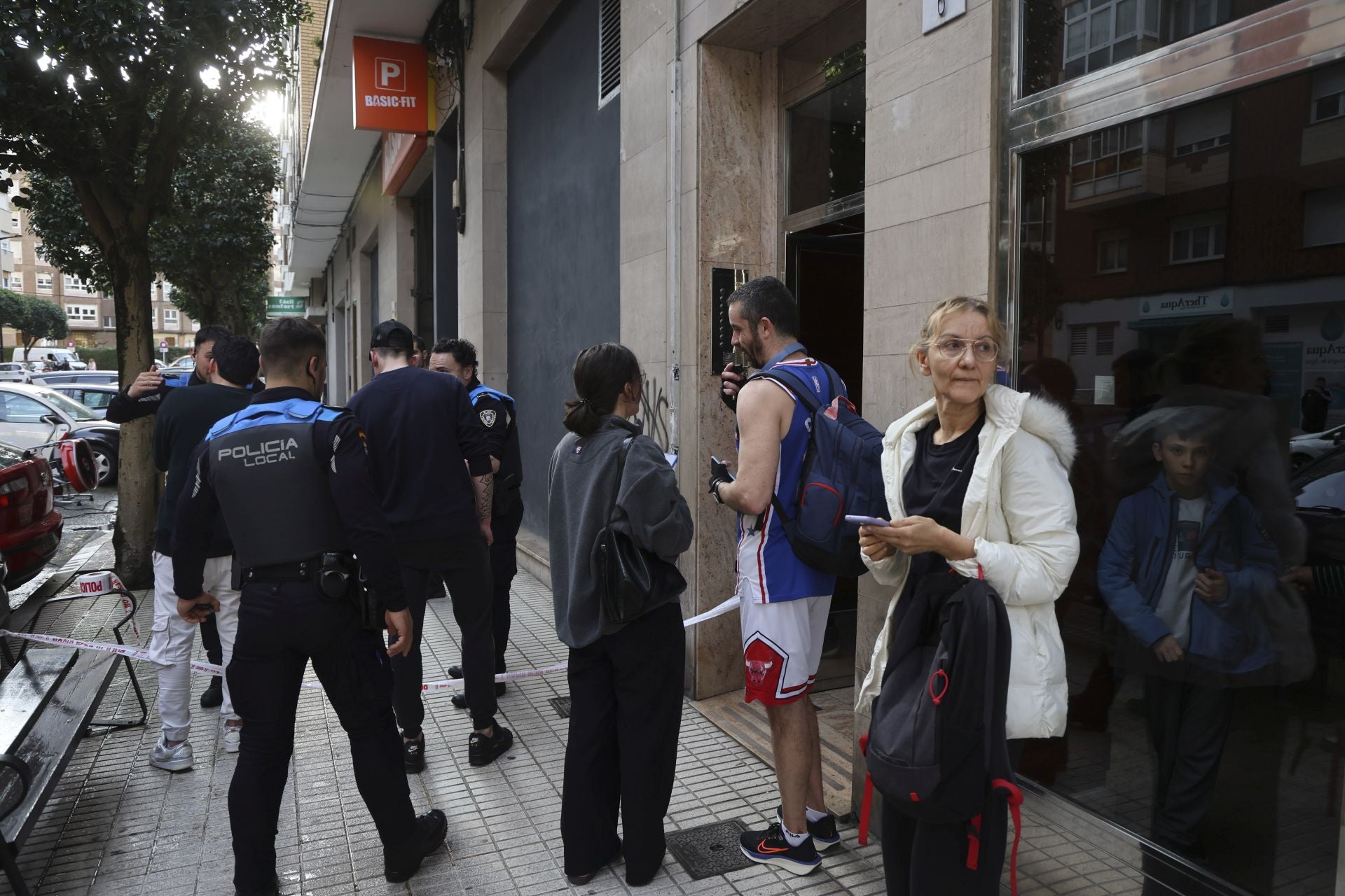 Alarma en Gijón por un incendio en un garaje que obligó a desalojar un gimnasio