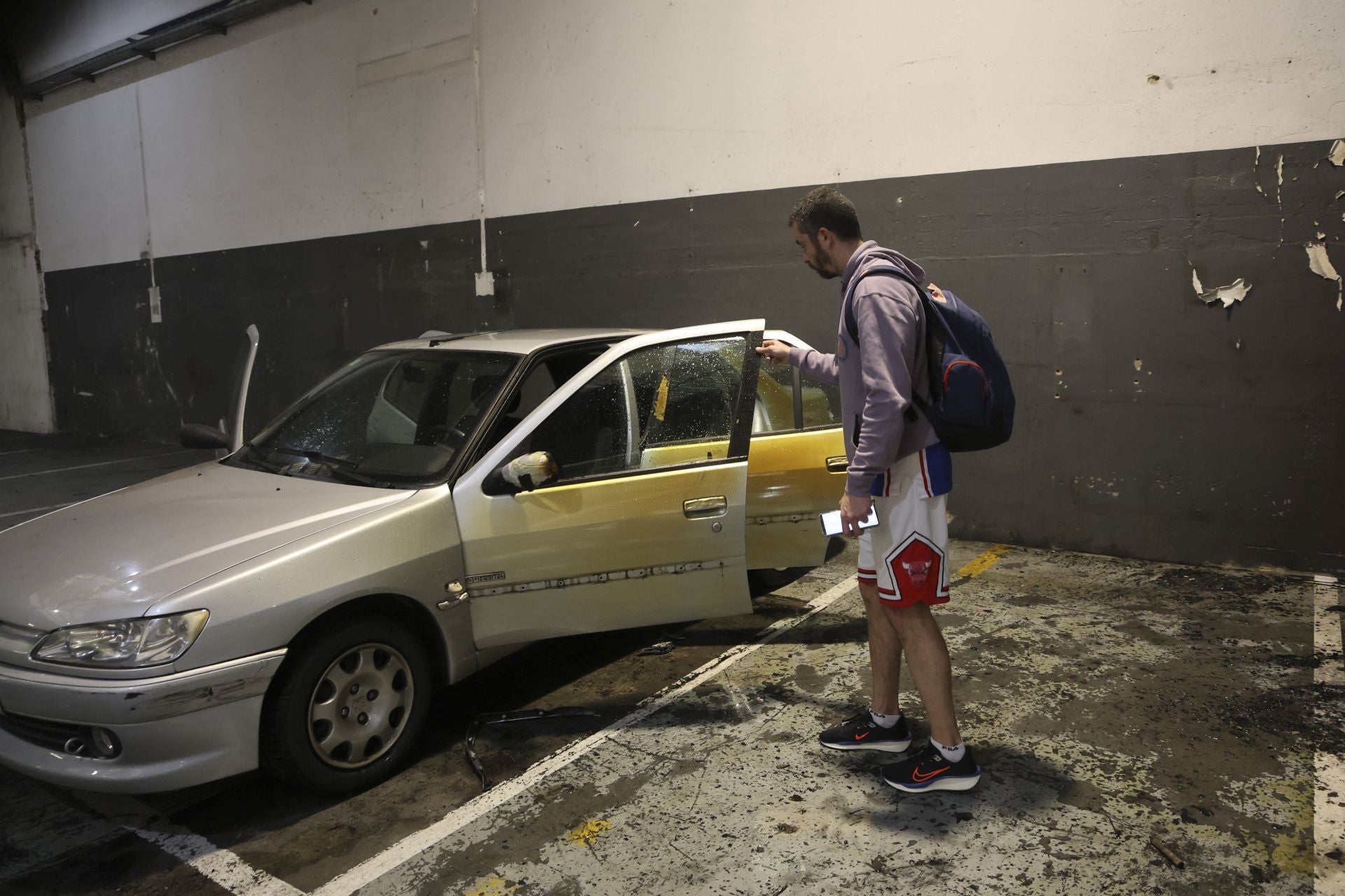 Alarma en Gijón por un incendio en un garaje que obligó a desalojar un gimnasio