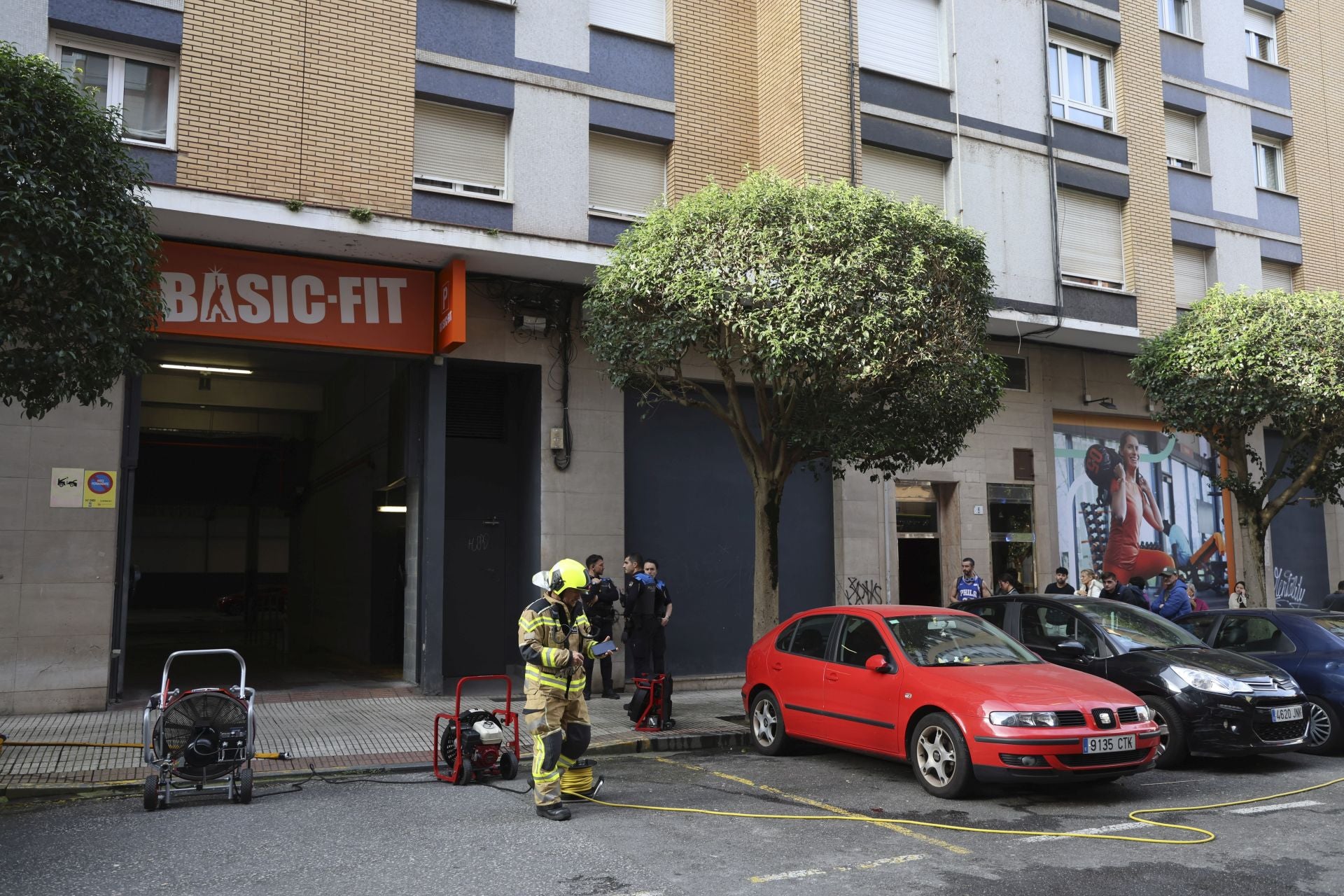 Alarma en Gijón por un incendio en un garaje que obligó a desalojar un gimnasio