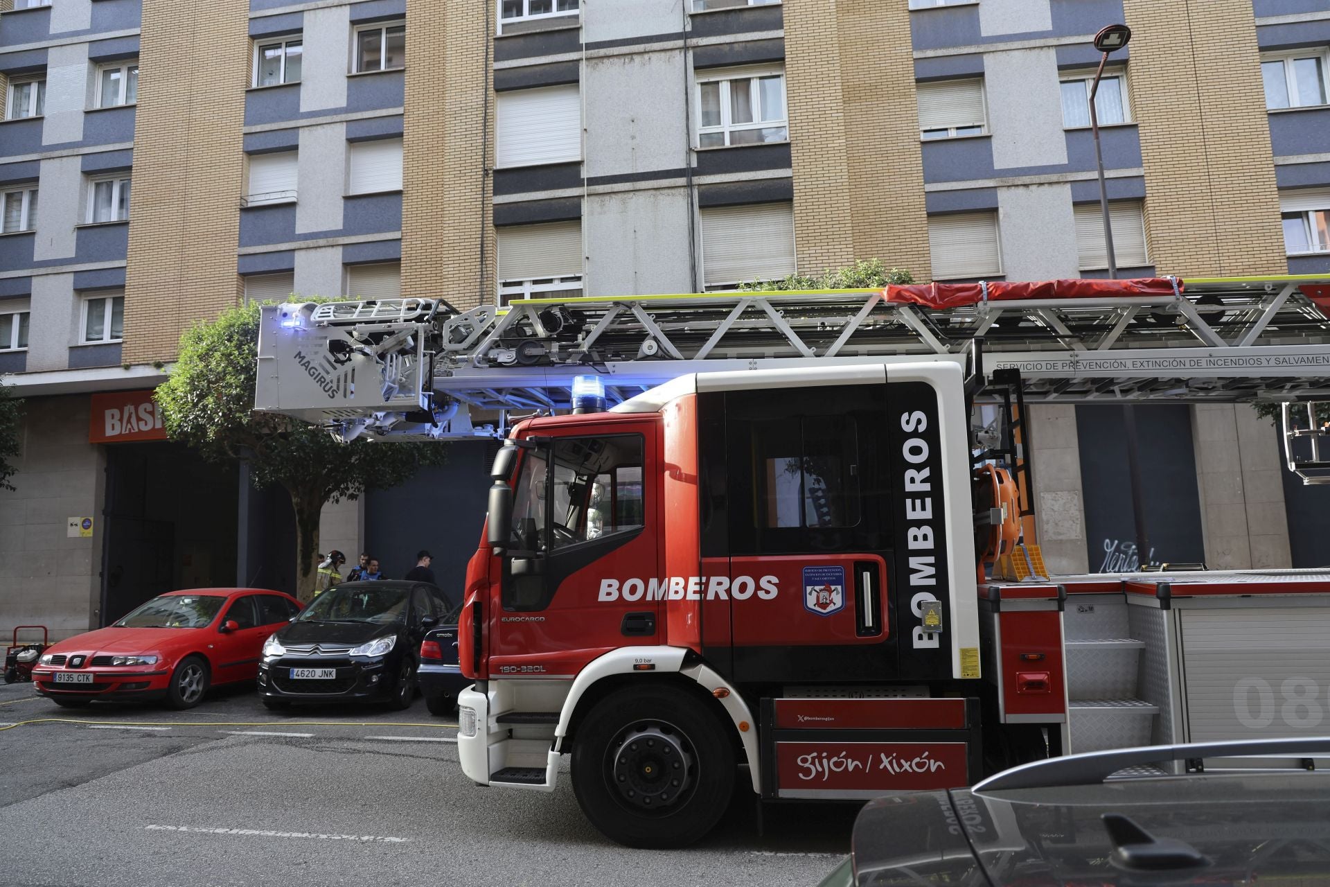 Alarma en Gijón por un incendio en un garaje que obligó a desalojar un gimnasio