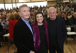 Manolo Díaz con la autora de su biografía, Belén Carreño, y el cantautor Víctor Manuel.