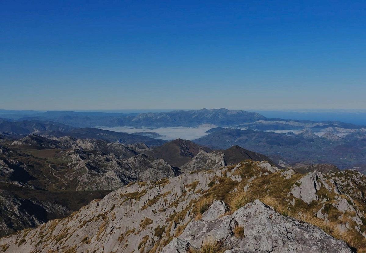 Imagen secundaria 1 - Camplengu la Cueva, preciosa majada al pie de Cabeza Xatera; vistas a la sierra del Sueve desde los altos del Cornión; collau Sierra Buena, a medio camino entre las dos cumbres de esta ruta 