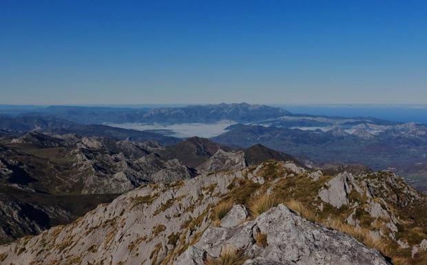 La sierra del Sueve y el mar Cantábrico desde lo alto de cabeza Xatera
