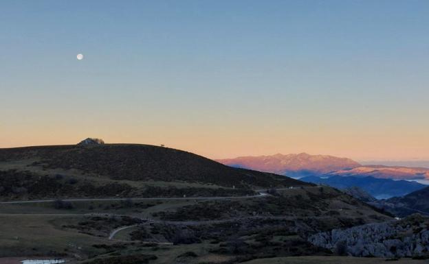 Vistas hacia la sierra del Sueve (despertándose al sol) durante el primer tramo de ruta