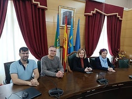 Artemi Suárez, del Partido Popular; Avelino Mariño, de Cruz Roja de Langreo; la concejala de Juventud, Marina Casero; e Inmaculada González-Carbajal, de la Fundación El Pájaro Azul.