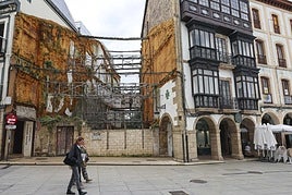 El solar de la plaza de España, 10, y el edificio contiguo donde se ubica la farmacia, pasan a ser propiedad de Horizonte Patrimonial.