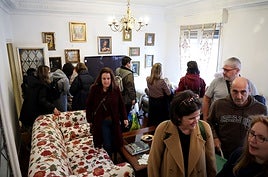 Los compradores llenaron el salón de la vivienda.