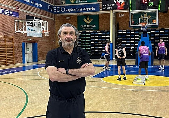 Nacho Galán, con sus jugadores al fondo, en la última sesión en el Polideportivo de Pumarín de Oviedo.