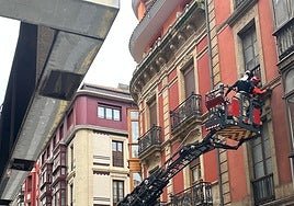 Los bomberos durante la intervención en la calle San Bernardo.