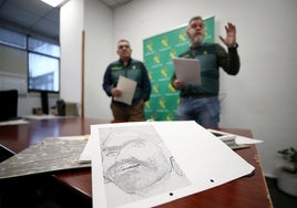 El retrato de 'Luisín' y tras él, los investigadores de la Guardia Civil.