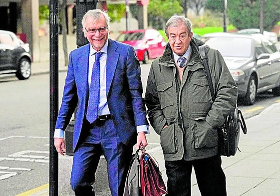 Francisco Álvarez-Cascos, junto a su abogado, Luis Tuero.