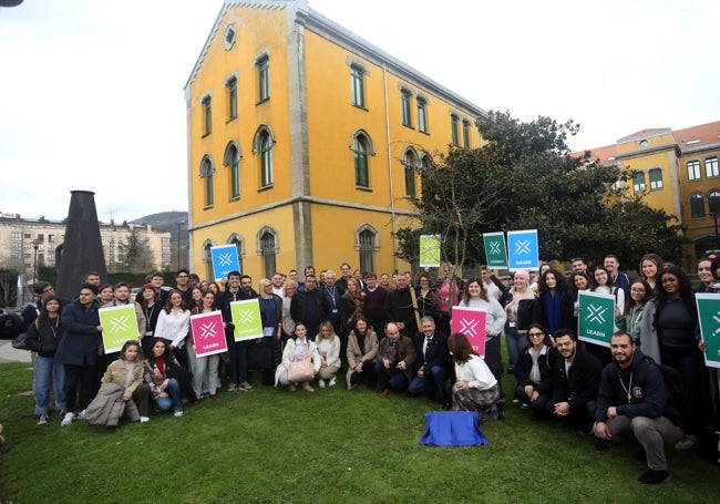 El rector, junto con los estudiantes de Ingenium, junto al árbol plantado en recuerdo de esta semana.