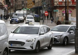 Un taxi circula por las calles de Avilés.