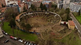 Una imagen de la plaza de toros de Buenavista, capturada hace un mes a vista de dron, muestra el estado actual del coso, en ruinas y cubierto por la vegetación.