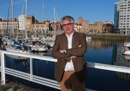 Ruiz Latierro, ante el puerto deportivo de Gijón.