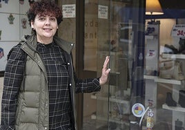 Margarita López en su tienda de Piedras Blancas.