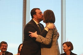 Adrián Barbón felicita a Nieves Roqueñí por su nombramiento al frente del puerto.