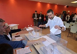 Manuel Campa vota durante el congreso local