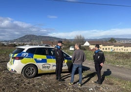 El alcalde de Siero (centro) conversa con dos agentes municipales al lado del poblado de la Sierra de Granda, este sábado.