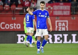 Una jugada del Burgos-Real Oviedo.