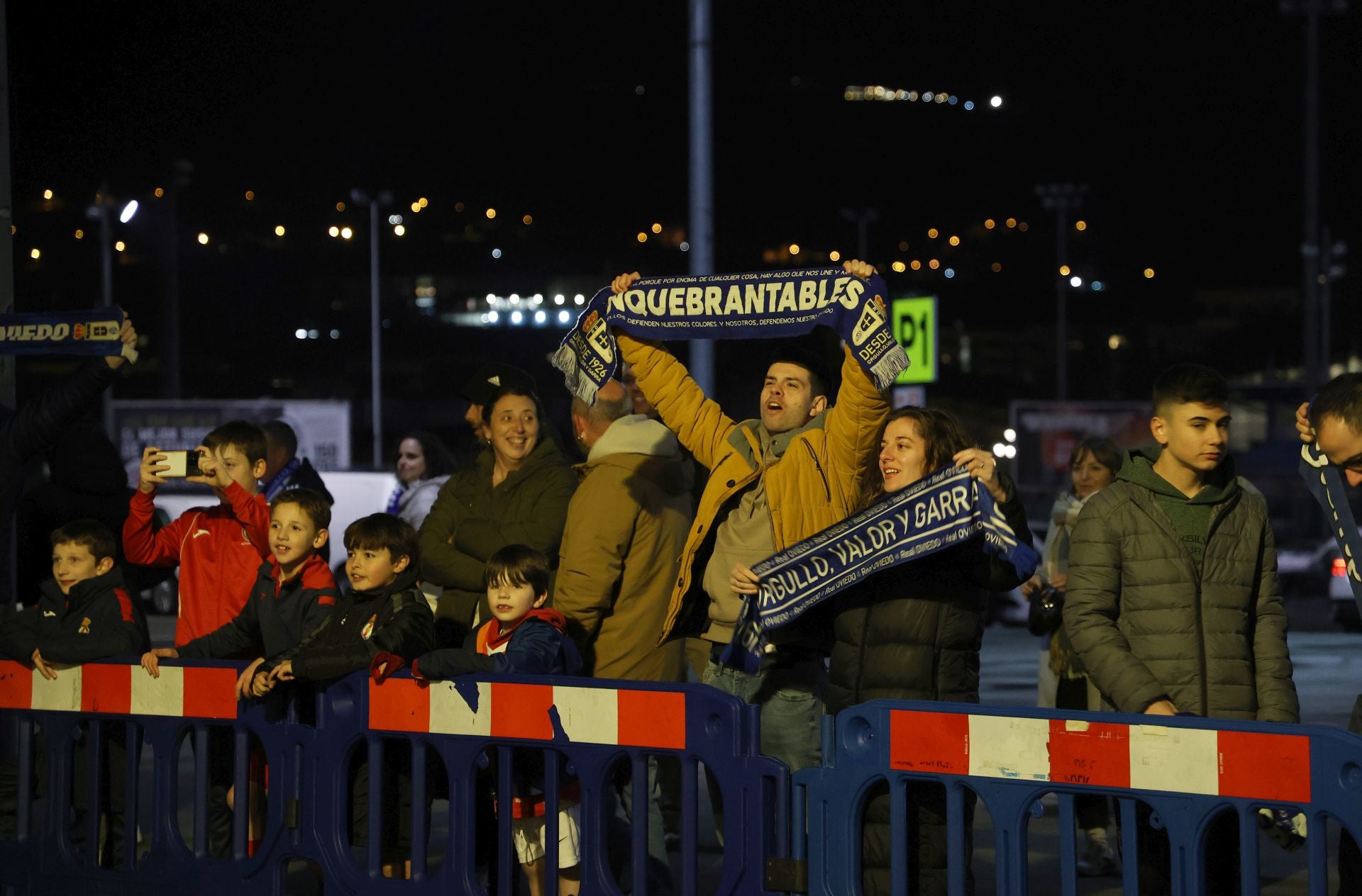 La afición recibe al Real Oviedo tras volver como líder de segunda