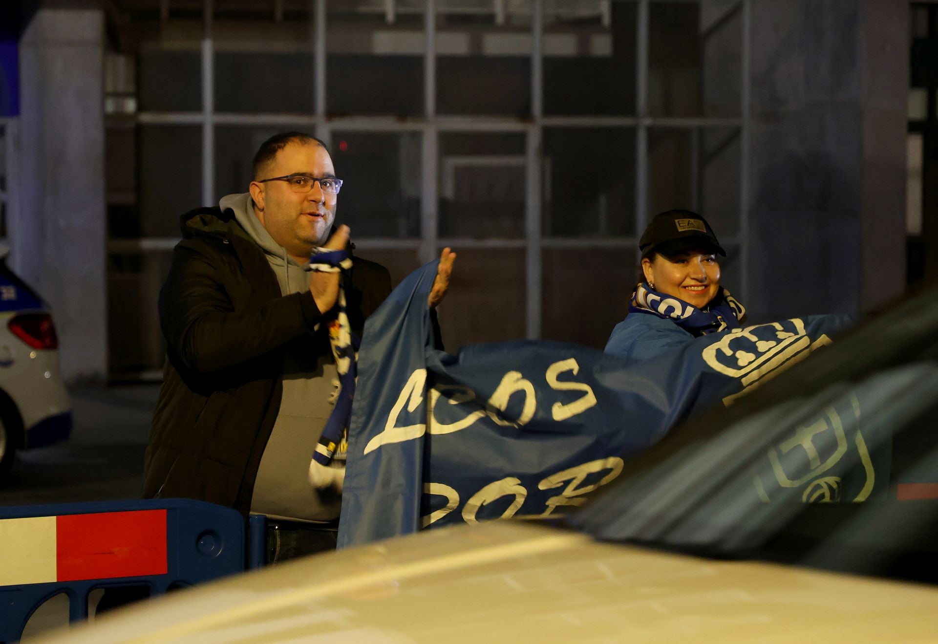 La afición recibe al Real Oviedo tras volver como líder de segunda