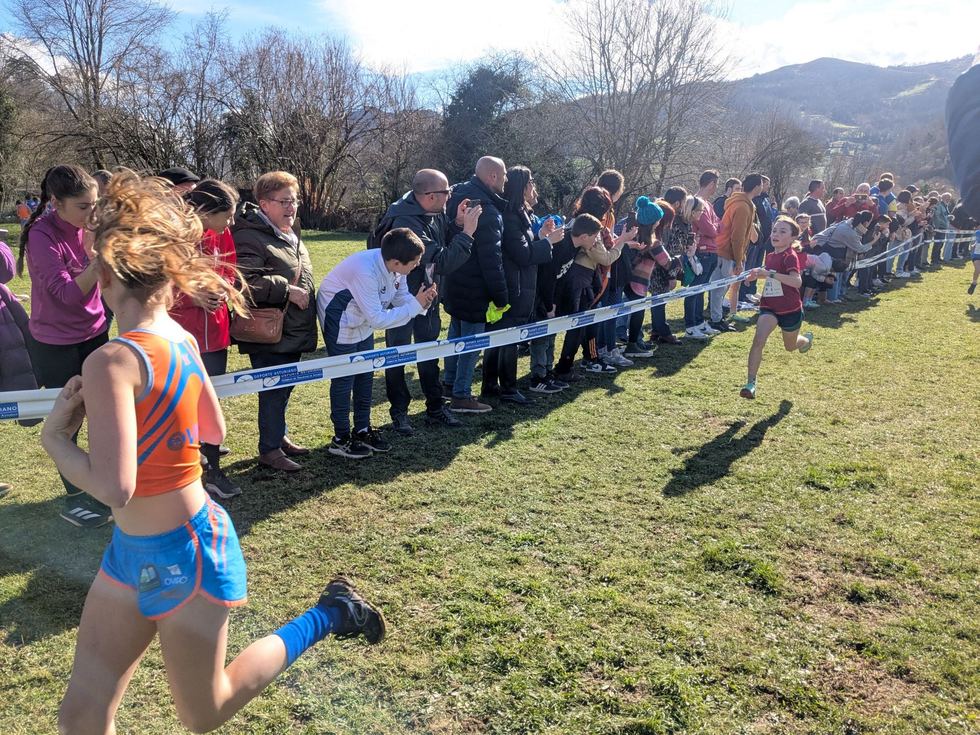 Más de 1.300 niños de toda Asturias corren en Laviana