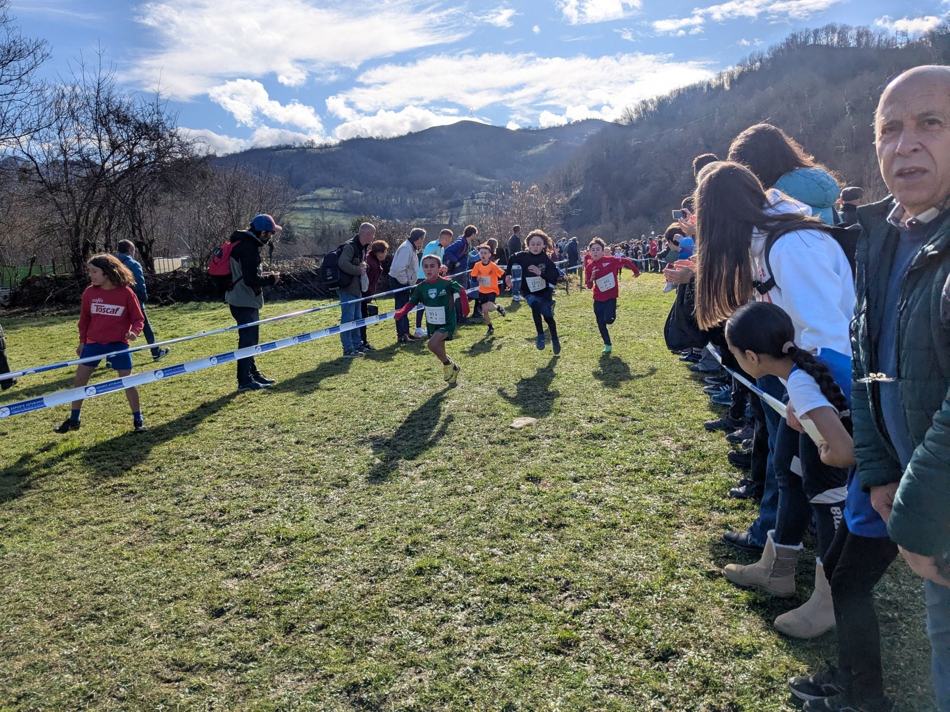 Más de 1.300 niños de toda Asturias corren en Laviana