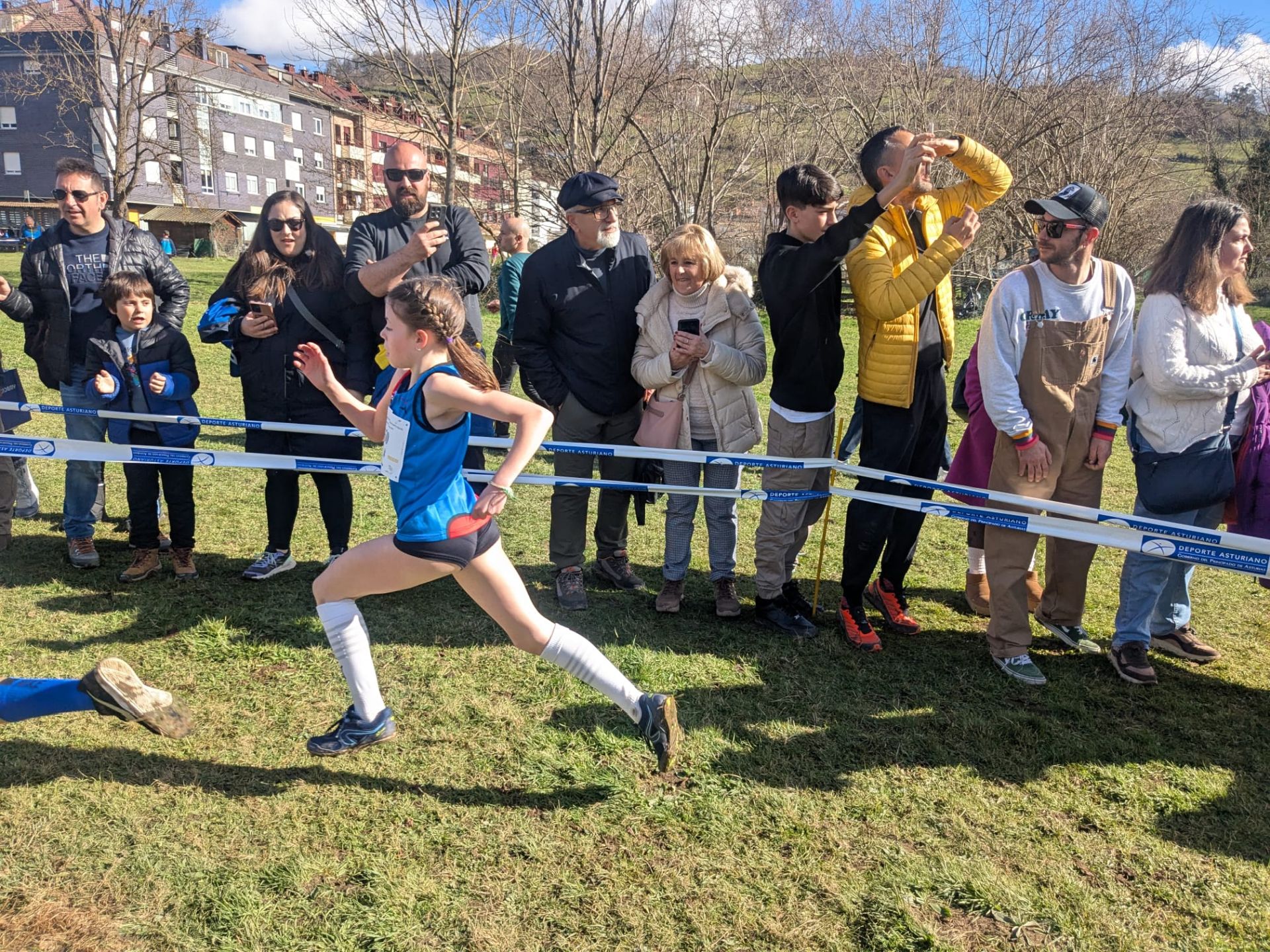 Más de 1.300 niños de toda Asturias corren en Laviana