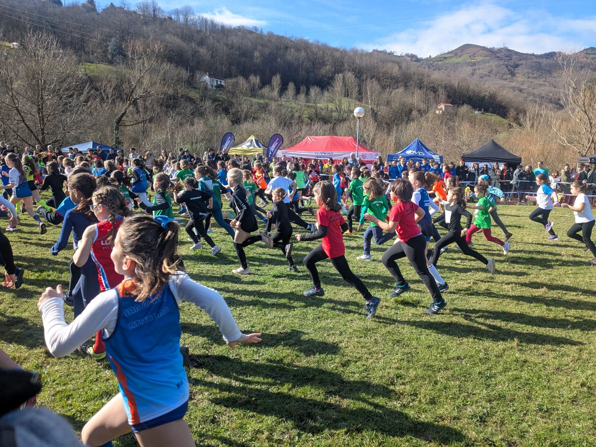 Más de 1.300 niños de toda Asturias corren en Laviana