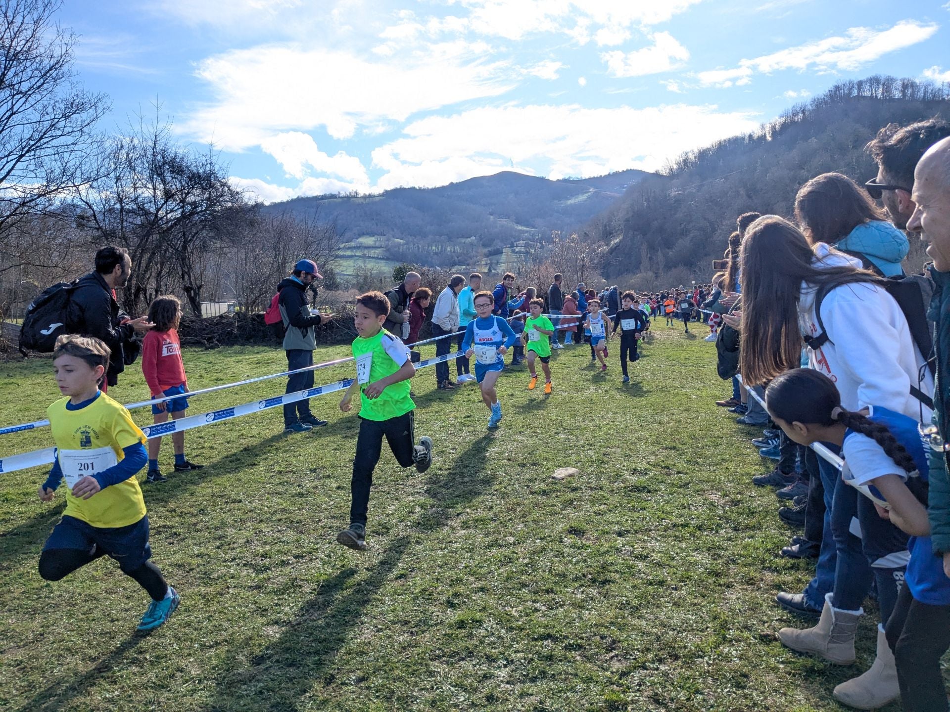 Más de 1.300 niños de toda Asturias corren en Laviana