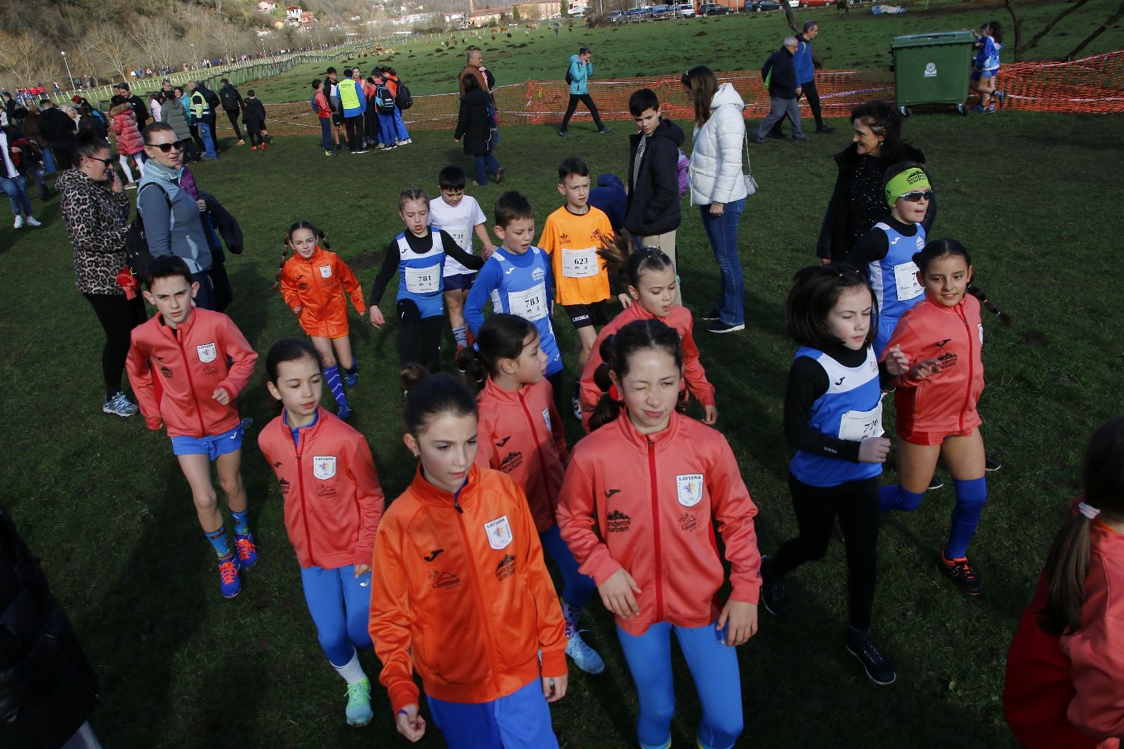 Más de 1.300 niños de toda Asturias corren en Laviana