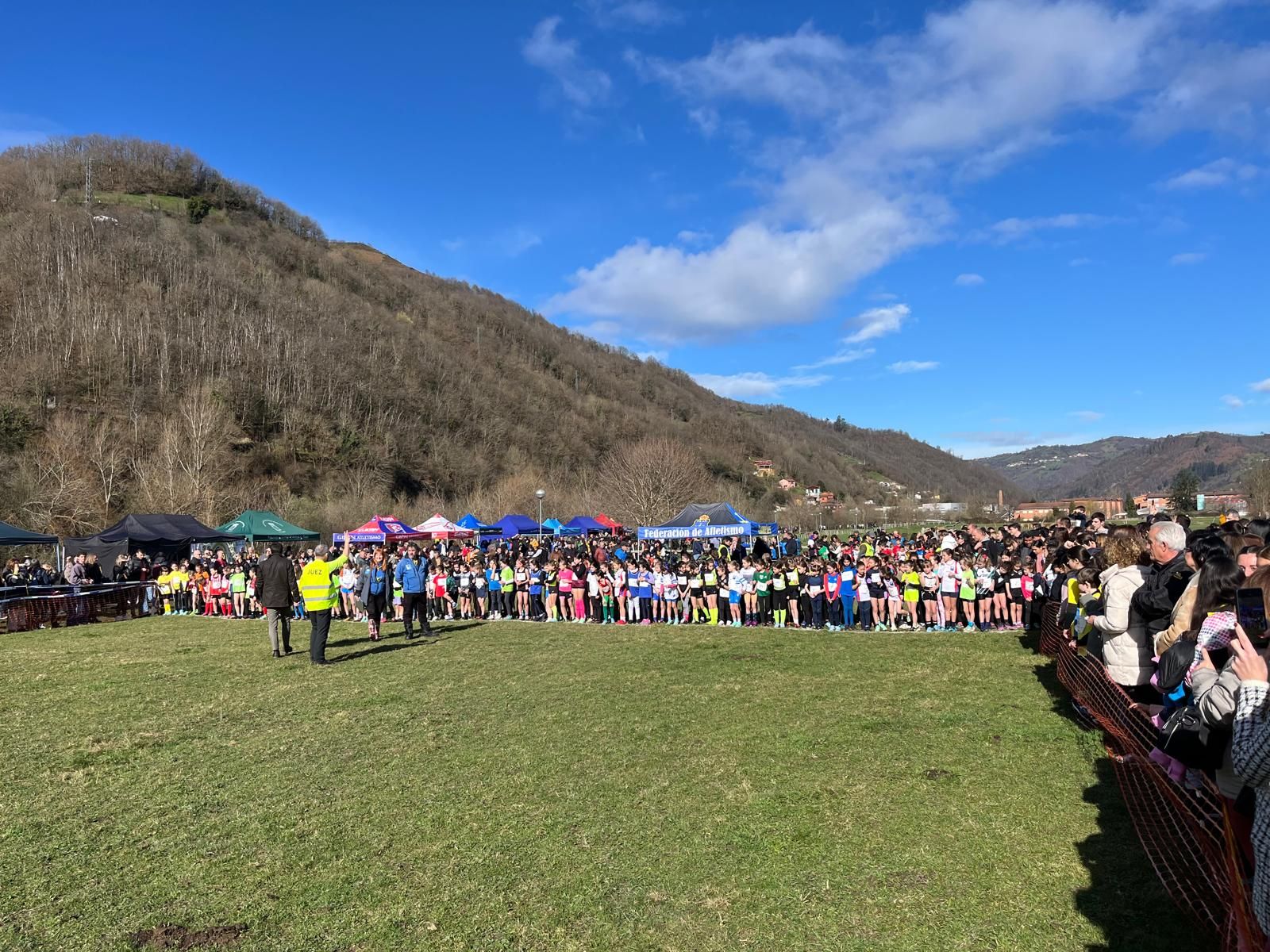 Más de 1.300 niños de toda Asturias corren en Laviana