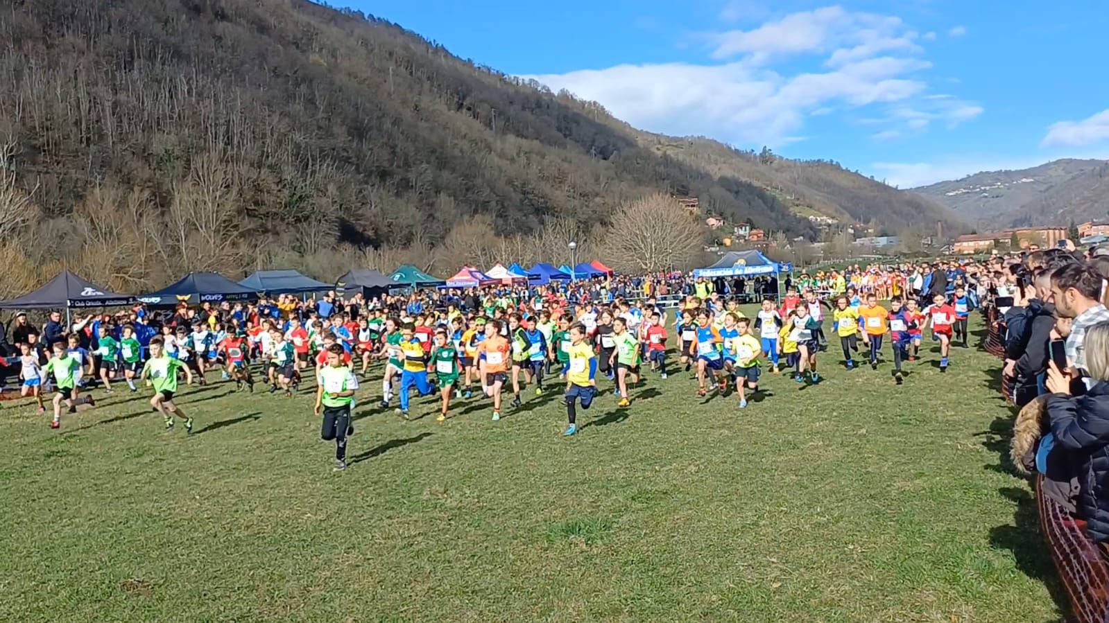 Más de 1.300 niños de toda Asturias corren en Laviana
