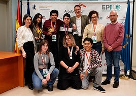 Estudiantes del equipo ganador del IES Mata Jove, de Gijón, posan con el trofeo junto al viceconsejero de Ciencia, Iván Aitor Lucas y Philippe Meyran, CEO de Arcelor Mittal Asturias.