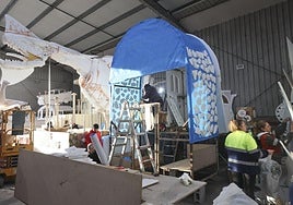 Las naves para construir los artilugios del Descenso de Galiana del Antroxu de Avilés se han quedado pequeñas para el número de participantes.