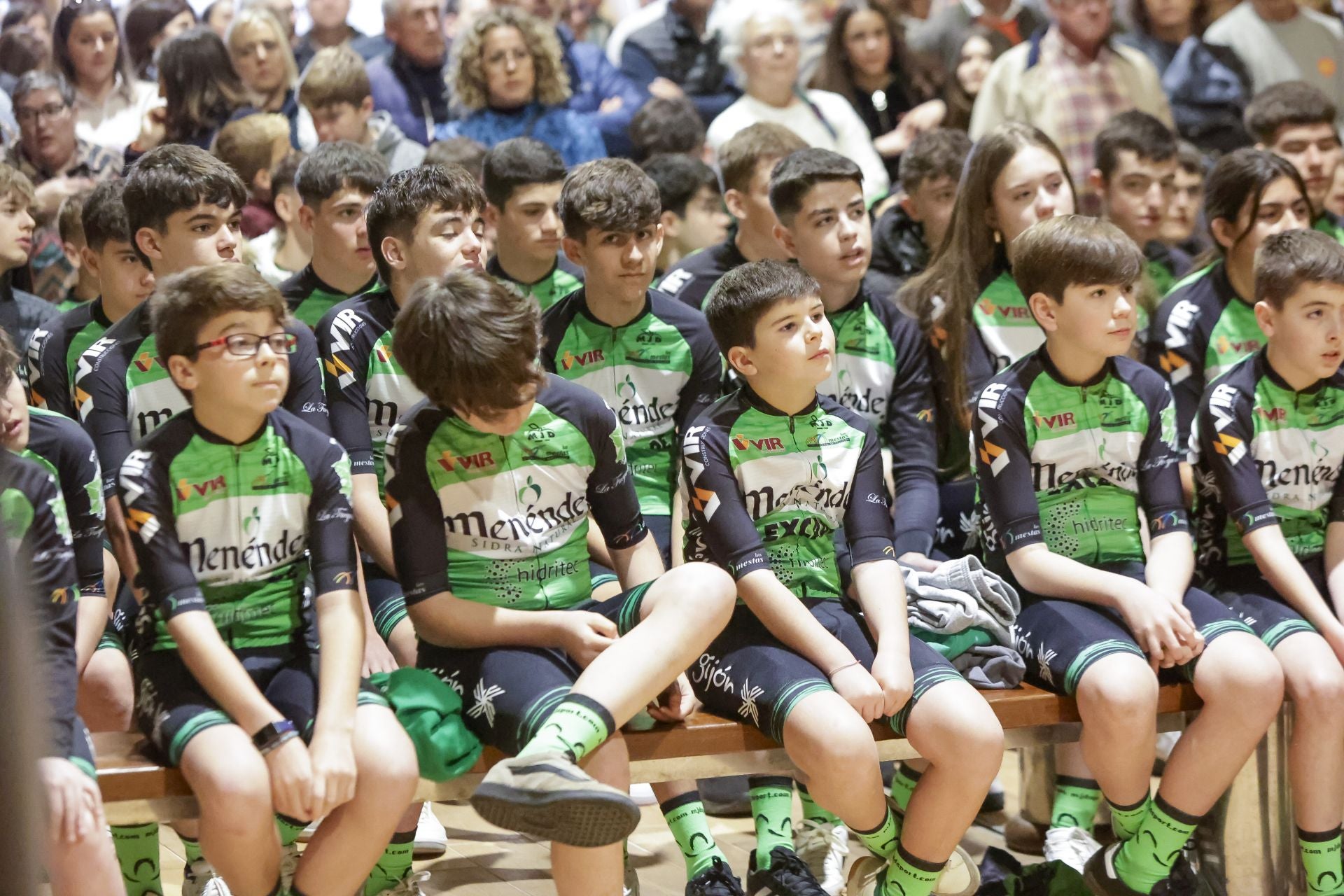 Presentación de los equipos de la escuela de ciclismo de Las Mestas