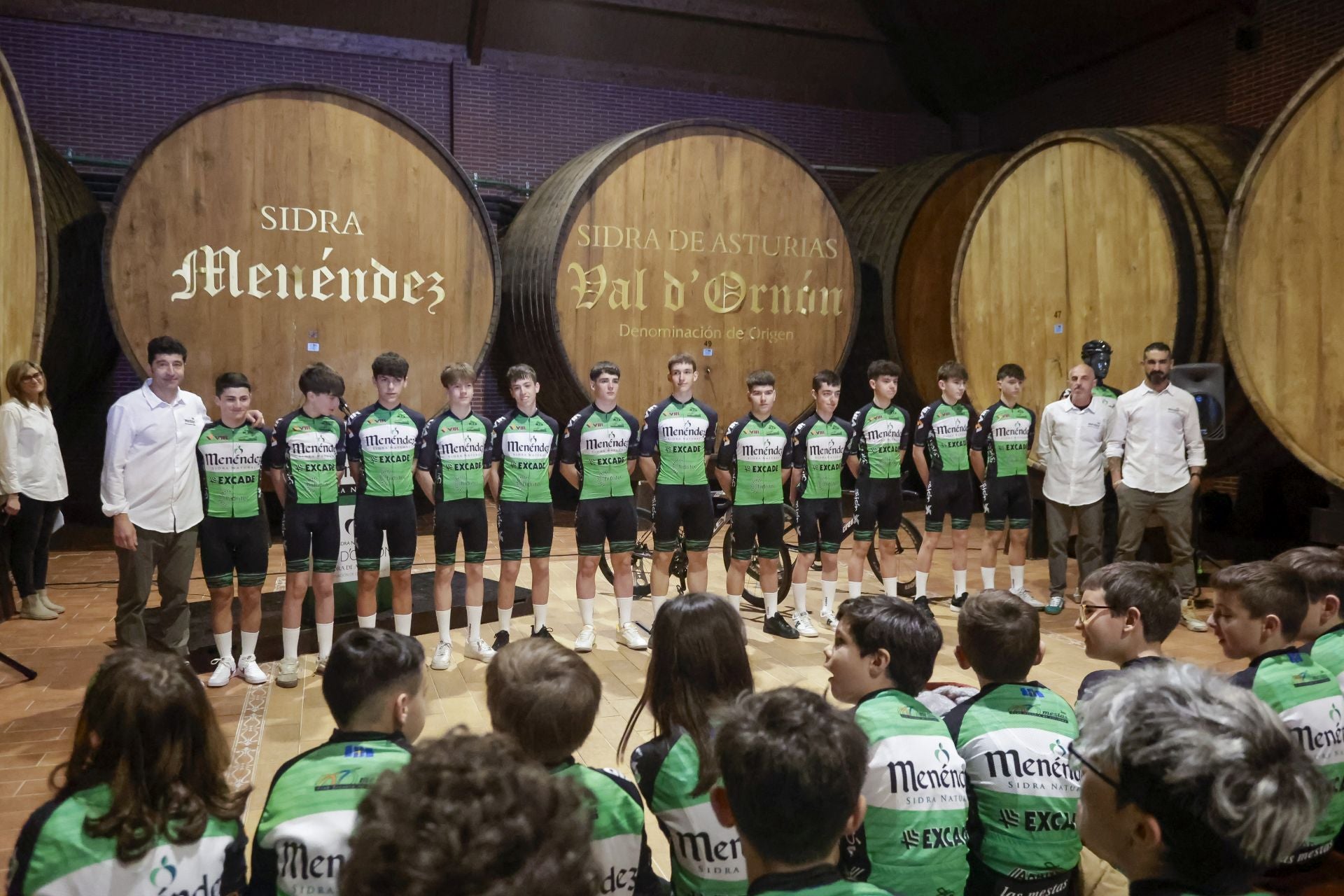 Presentación de los equipos de la escuela de ciclismo de Las Mestas