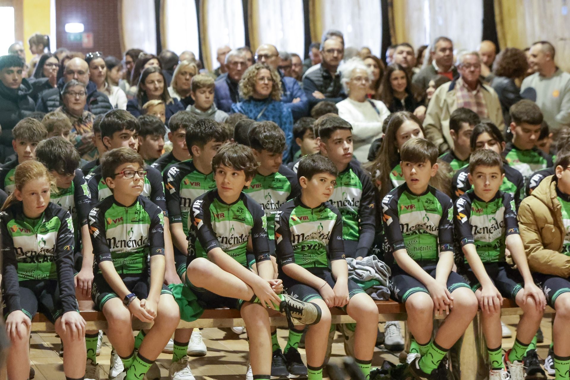 Presentación de los equipos de la escuela de ciclismo de Las Mestas