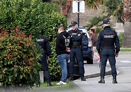 Agentes de la Policía Nacional durante la intervención.