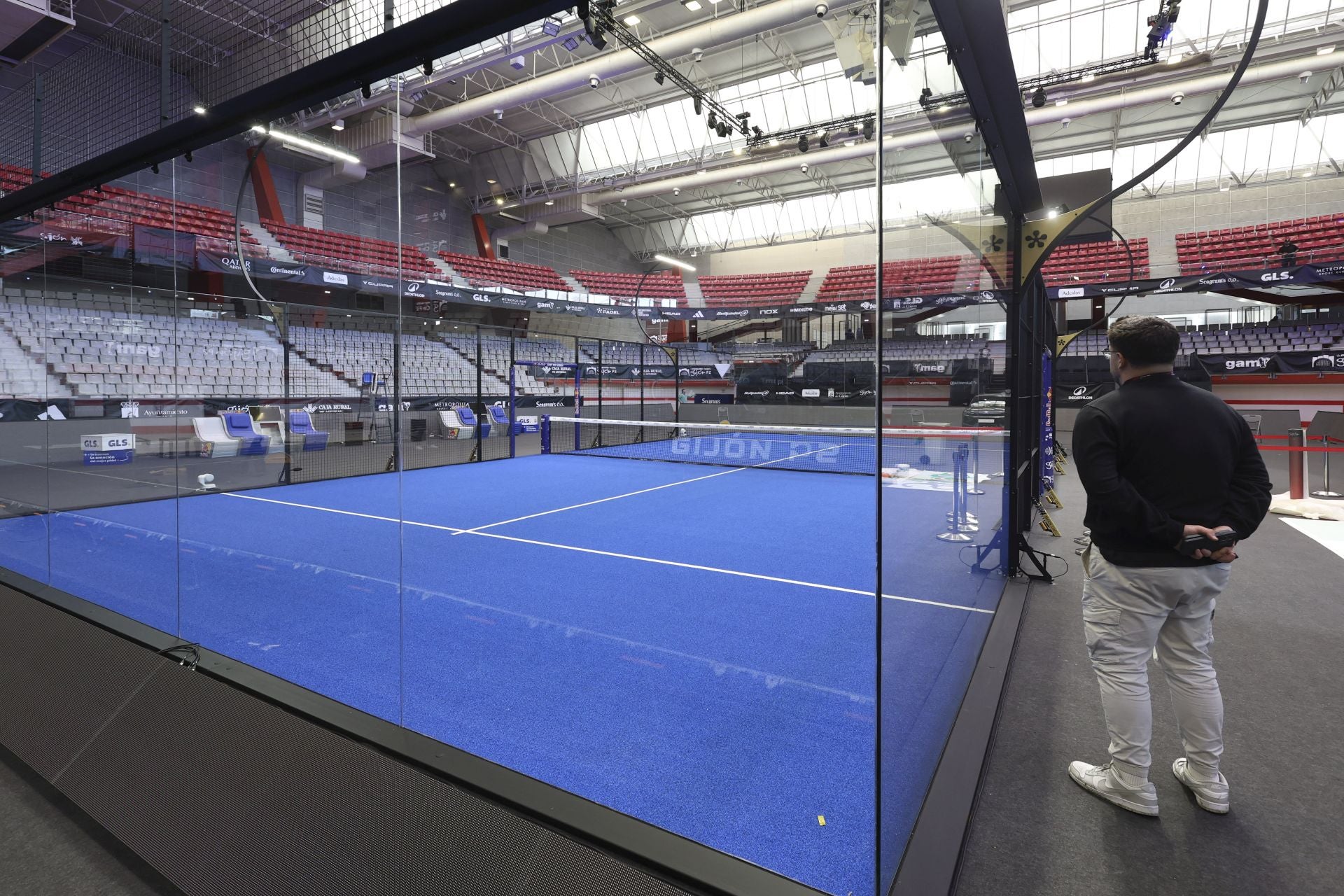 Fotos: Preparativos y primeros entrenamientos en el Palacio de Deportes para el Premier Padel Gijón