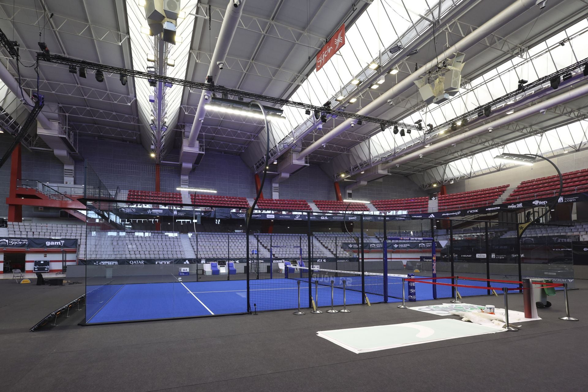 Fotos: Preparativos y primeros entrenamientos en el Palacio de Deportes para el Premier Padel Gijón