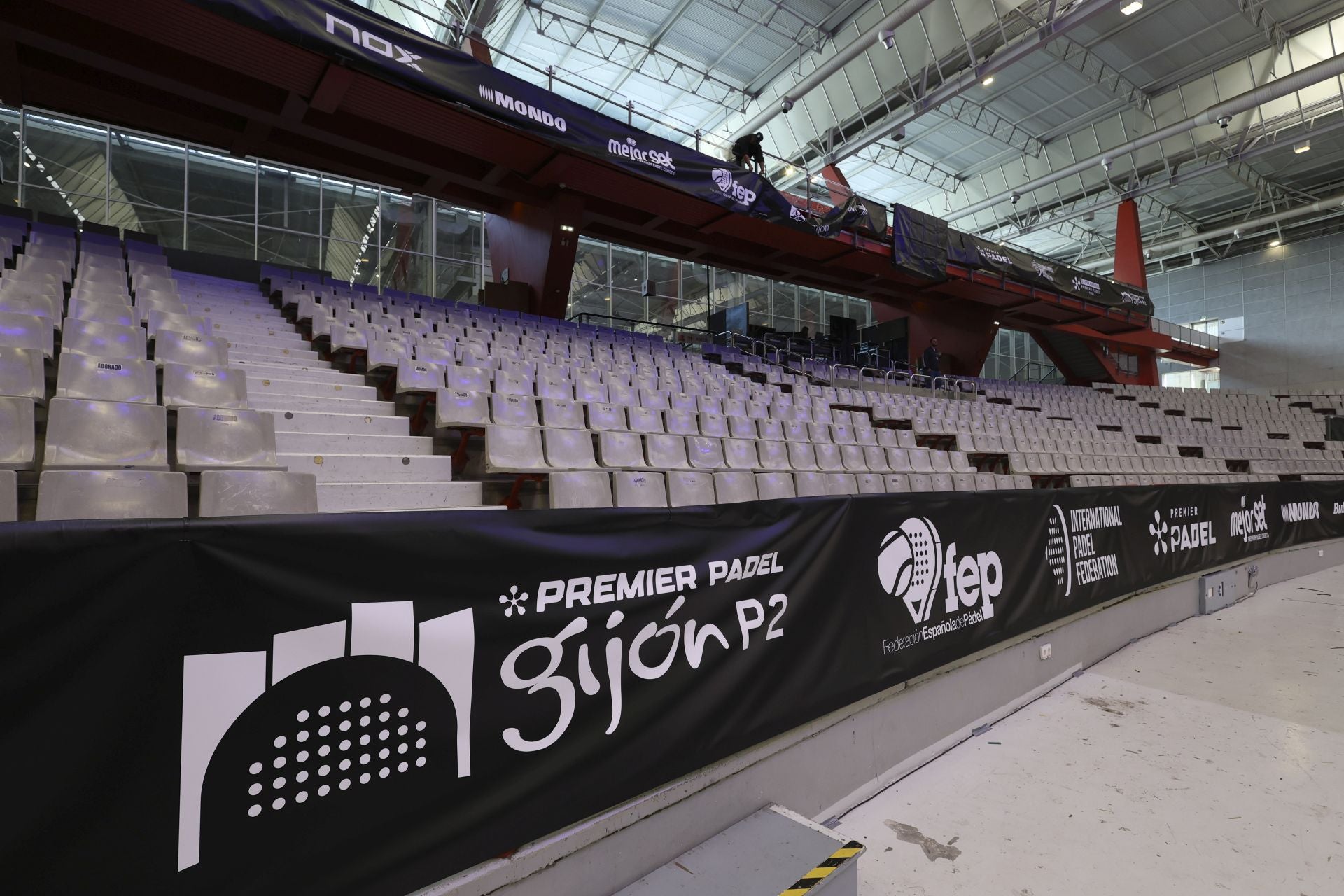 Fotos: Preparativos y primeros entrenamientos en el Palacio de Deportes para el Premier Padel Gijón