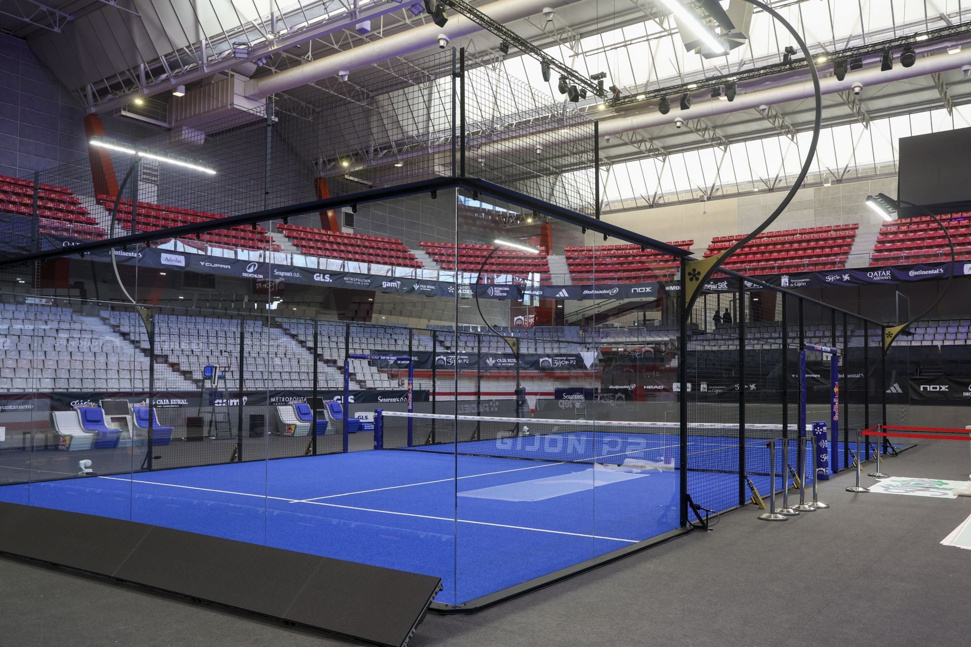 Fotos: Preparativos y primeros entrenamientos en el Palacio de Deportes para el Premier Padel Gijón