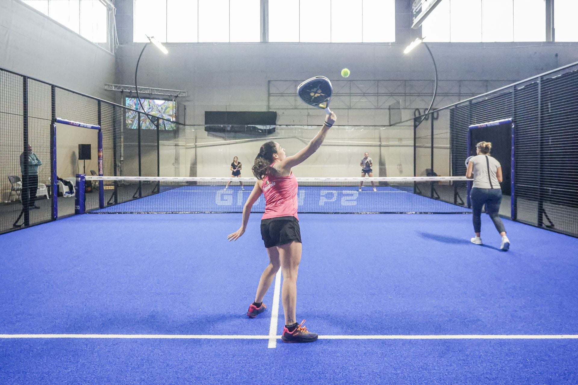 Fotos: Preparativos y primeros entrenamientos en el Palacio de Deportes para el Premier Padel Gijón