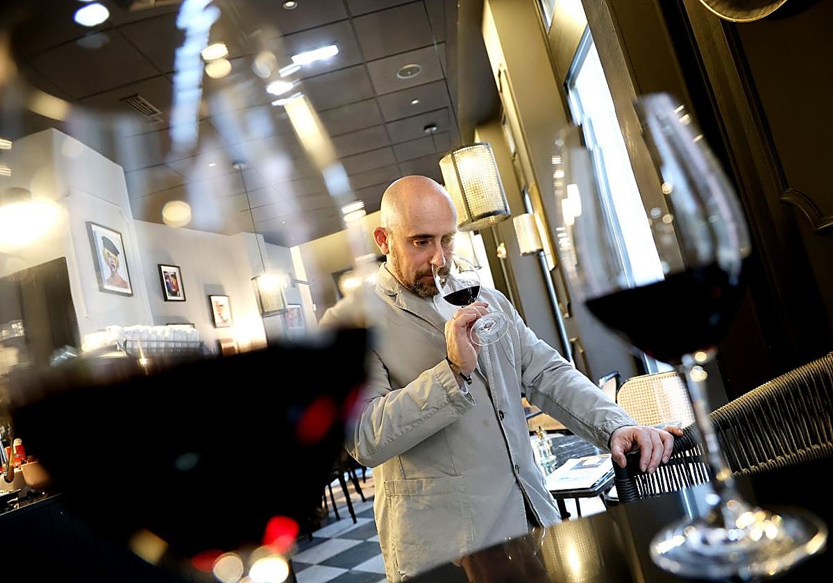 Moisés García Medio, en plena tarea, en La Esquina del Peso, uno de los locales en los que ejerce como sumiller.
