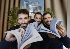 Los gijoneses Christian Rubio, Ingui Johannesson y Óscar Ruiz, conocidos como SomosTres en redes sociales, muestran en su estudio el libro de retos, acertijos y juegos de lógica que acaban de publicar.