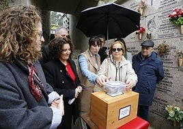Pilar Solares Vigil-Escalera, la sobrina de Baldomero, en el centro, con su marido José Fernández; a su izquierda, Begoña Collado y Beatriz González. Las flores y la bandera republicana acompañaron la urna.