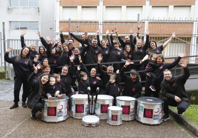 Miembros de Akelarre, una de la nuevas charangas del Antroxu de Gijón.
