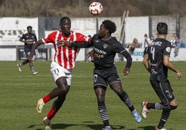 Amadou, del Sporting Atlético, pelea con un balón con el defensa del Lealtad Cisse.